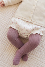 Bloomer en coton biologique à motif floral lilas romantique avec ouvertures volantées aux jambes et taille élastiquée pour bébés filles de 0 à 3 ans