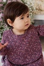 Bavette en coton biologique « Sweet Fig Floral » avec dos en tissu éponge et boutons-pression pour les repas de bébé