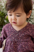 Haut cache-cœur en coton biologique motif floral Fig intemporel avec détails à nouer et manches longues pour bébé fille (naissance-2 ans)