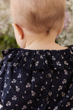 Haut fleuri bleu marine vintage en coton bio avec col à volants et manches longues pour bébés filles 0-2 ans