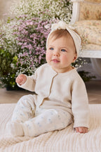 Cardigan intemporel en coton tricoté vanille avec boutons sur le devant et tissage texturé pour filles de 6 mois à 10 ans