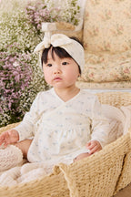 Haut cache-cœur en maille piquée de coton biologique et élasthanne à motif floral romantique, avec liens latéraux, pour bébés filles de la naissance à 2 ans