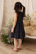 Élégante robe en coton biologique bleu marine à motif floral avec corsage smocké et épaules à volants pour filles de 6 mois à 10 ans