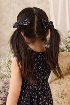 Chouchou en coton bio bleu marine classique à motif floral avec forme structurée pour filles de 3 ans et plus