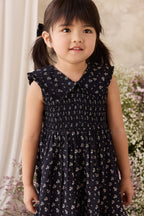 Élégante robe en coton biologique bleu marine à motif floral avec corsage smocké et épaules à volants pour filles de 6 mois à 10 ans