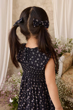 Chouchou en coton bio bleu marine classique à motif floral avec forme structurée pour filles de 3 ans et plus