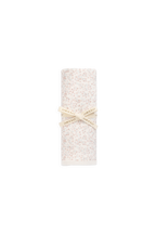 Couverture croisée intemporelle en coton biologique crème à motif floral, avec tissage respirant pour nouveau-nés
