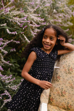 Élégante robe en coton biologique bleu marine à motif floral avec corsage smocké et épaules à volants pour filles de 6 mois à 10 ans