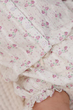 Bloomer en coton biologique à motif floral lilas romantique avec ouvertures volantées aux jambes et taille élastiquée pour bébés filles de 0 à 3 ans