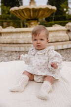 Bloomer en coton biologique à motif floral lilas romantique avec ouvertures volantées aux jambes et taille élastiquée pour bébés filles de 0 à 3 ans
